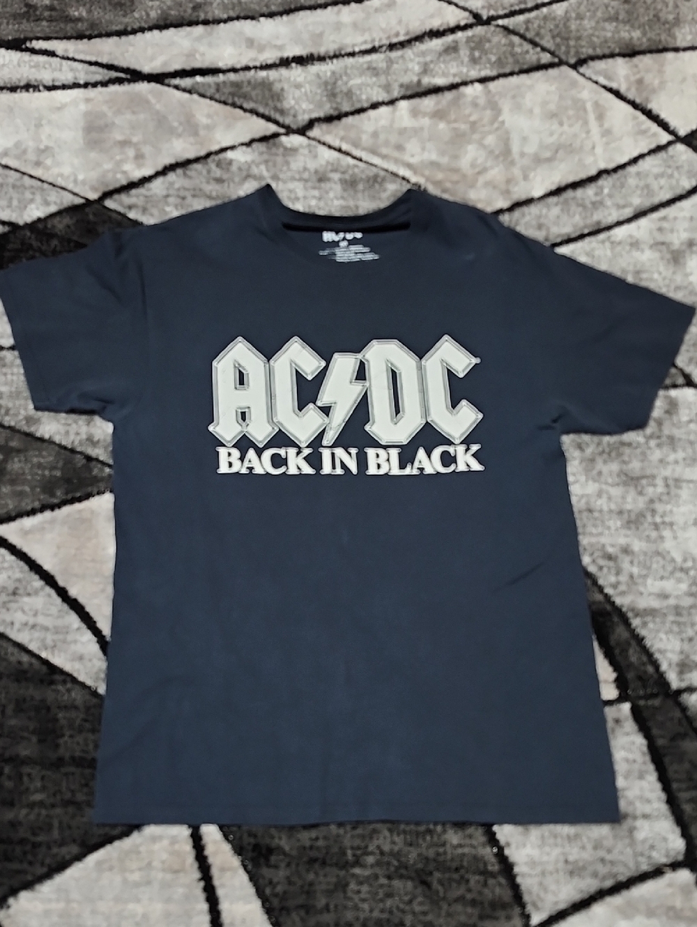 AC/DC "BACK IN BLACK" BLACK RAISED GRAPHIC CREWNECK SHORT-SLEEVE TEE-SHIRT